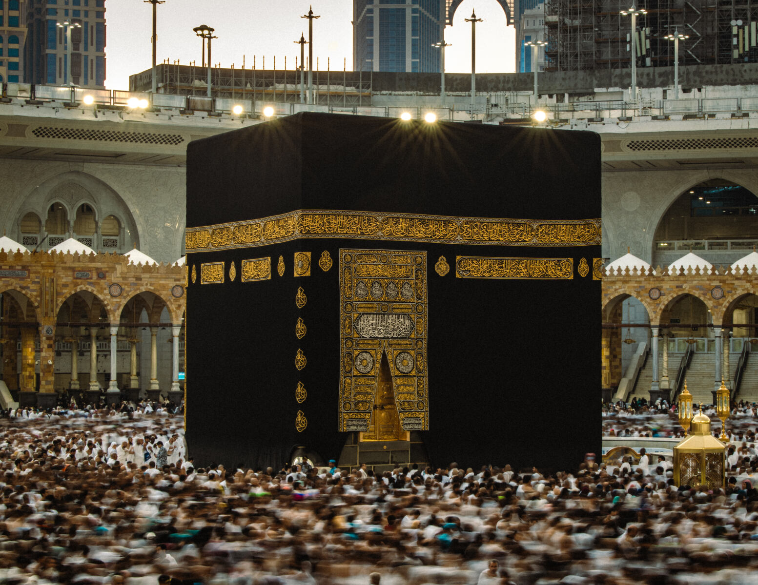 Makkah 1 الحرم المكي الشريف: مشهد للكعبة المشرفة والطائفين في مكة المكرمة